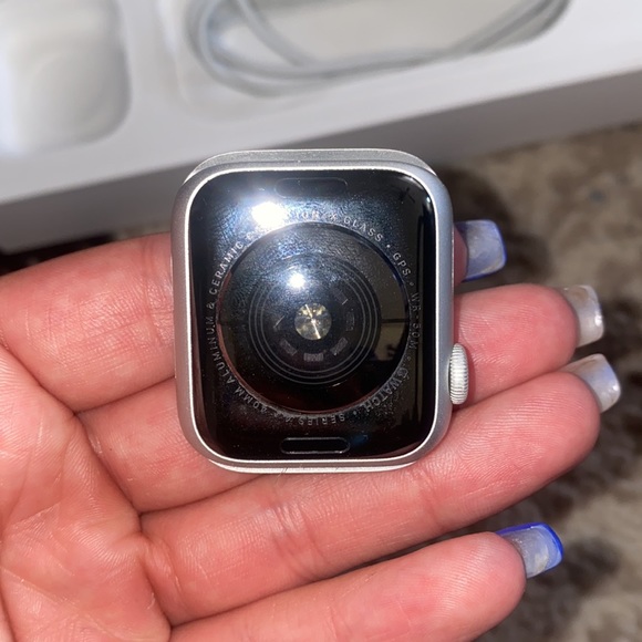 Series 4 silver 40mm Apple Watch - Picture 2 of 4